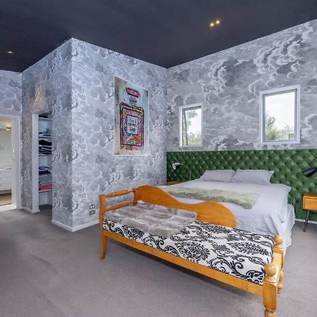 Upstairs Relaxing Loft Hotel Albert Town Bagian luar foto