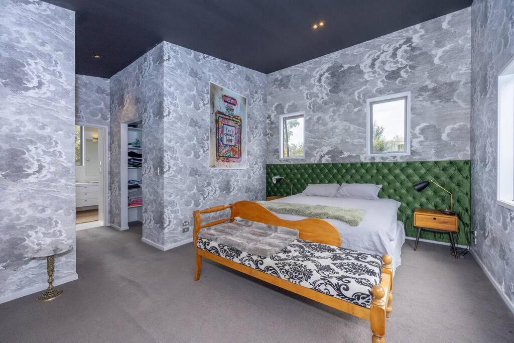 Upstairs Relaxing Loft Hotel Albert Town Bagian luar foto